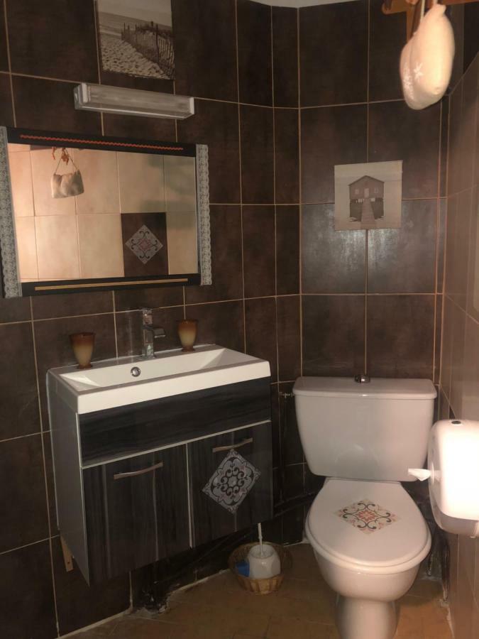 Hotel Restaurant Le Delta Сент-Мари-де-ла-Мер Экстерьер фото